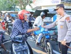 Kapolres Asahan dan Ketua Bhayangkari Cabang Asahan Bersama Personil Satlantas Polres Asahan Bagikan Takjil Ramadhan 2025