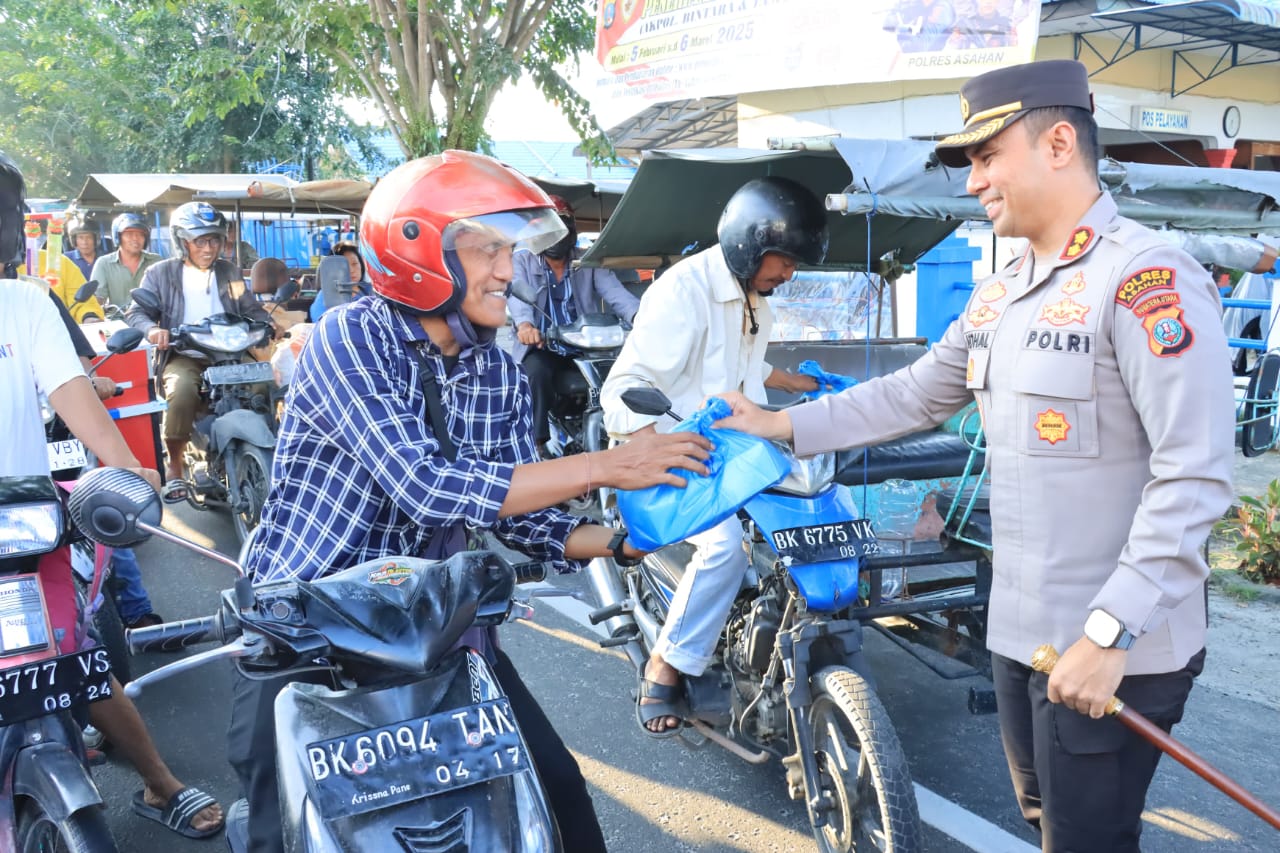 Kapolres Asahan dan Ketua Bhayangkari Cabang Asahan Bersama Personil Satlantas Polres Asahan Bagikan Takjil Ramadhan 2025