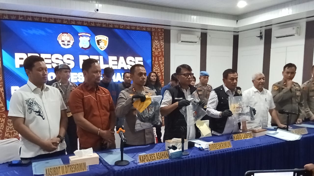 Dirrkrimum Polda sumut lakukan press realis di Polres Asahan terkait tewasnya Pandu Brata Siregar siswa SMA di Asahan. 2 Dirrkrimum Polda sumut lakukan press realis di Polres Asahan terkait tewasnya Pandu Brata Siregar siswa SMA di Asahan.