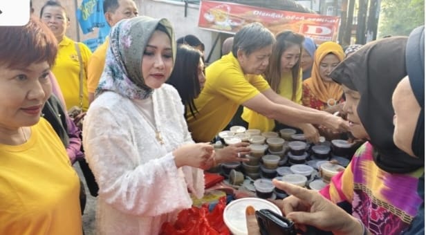 YLMI, Dame Duma S Hutagalung dan Martinijal Zakiyuddin Berbagi Takjil