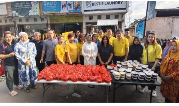 YLMI, Dame Duma S Hutagalung dan Martinijal Zakiyuddin Berbagi Takjil