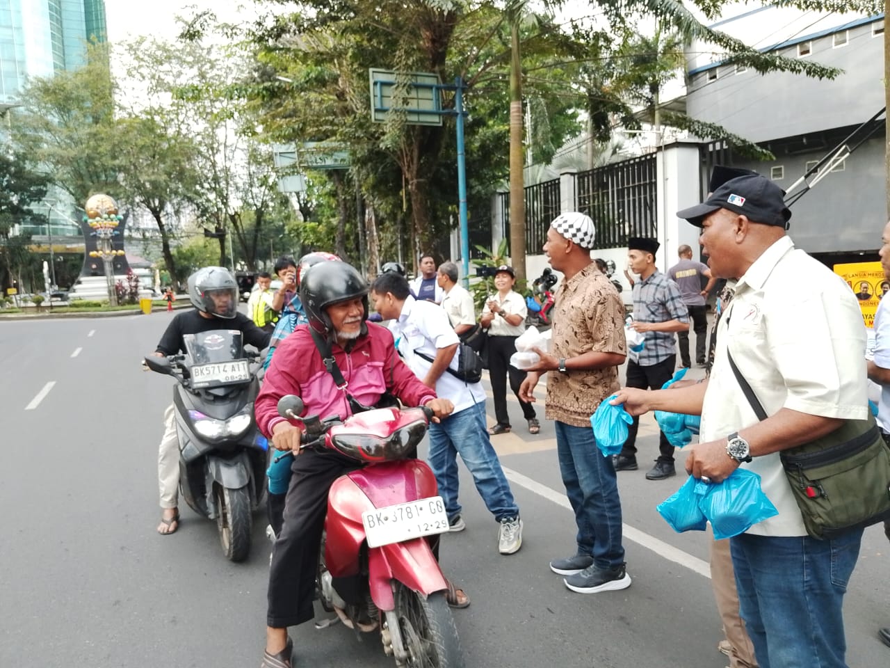 SMSI Medan Bersama Koordinator Wartawan Unit DPRD Medan dan YLMI Bagikan 400 Cup Takjil 