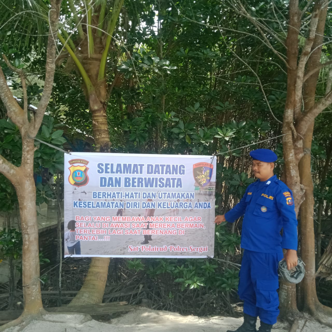 Menjelang Libur Lebaran, Satpolairud Polres Sergai Pasang Spanduk Himbauan di Objek Wisata Pantai