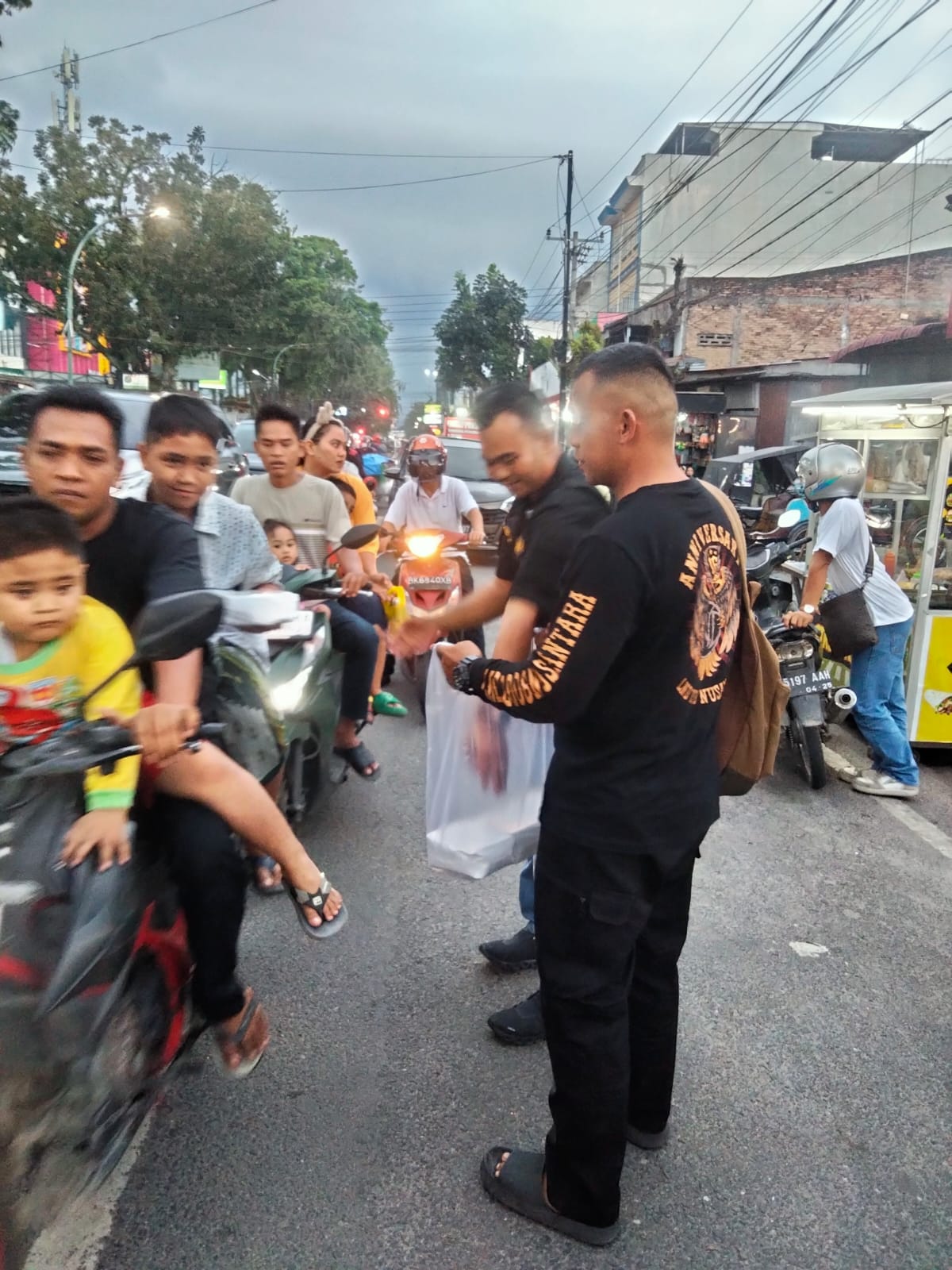 Alumni Diktukba Polri Angkatan 2008 Polda Sumut Bagikan Takjil Serta Sembako Pada Warga di Jalan HM Joni Medan