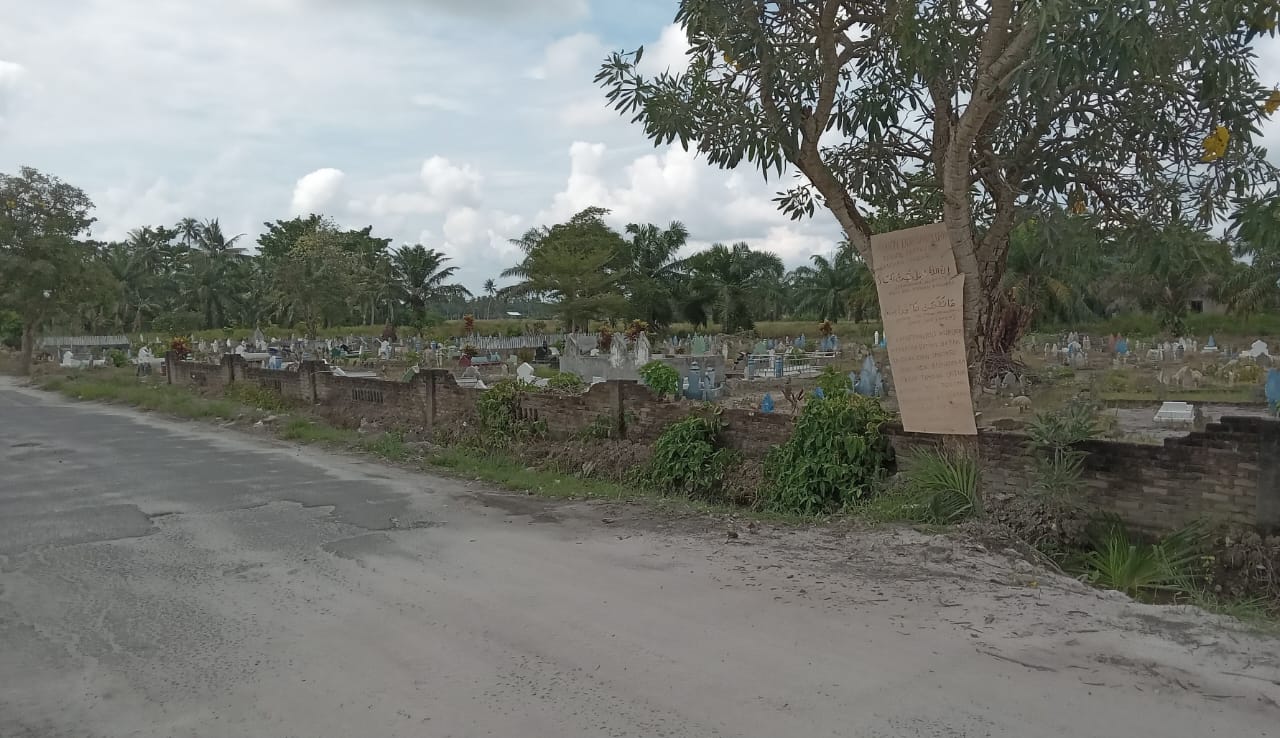 TPU Lapangan Apolo Rusak Parah, Warga Swadaya Timbun dengan 12 Truk Pasir