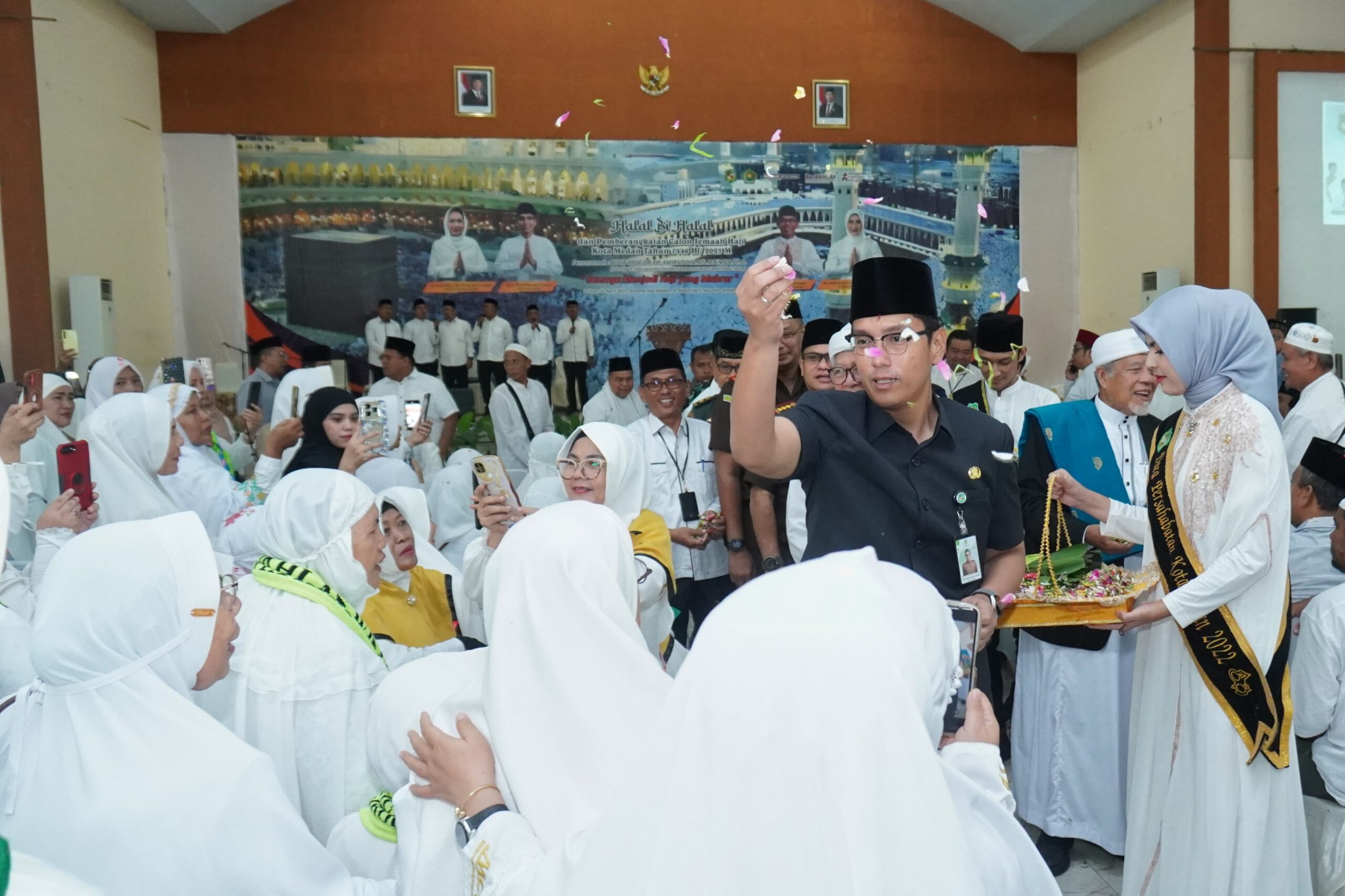 Tepung Tawari 2.635 Calon Jamaah Haji, Rico Waas Titipkan Pesan Jaga Kesehatan Dan Doakan Kota Medan