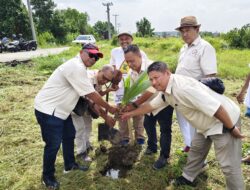 Peringati Hari Bumi, Koordinator Wartawan DPRD Medan Bersama KIH Sumut Tanam 100 Bibit Pohon Kelapa 