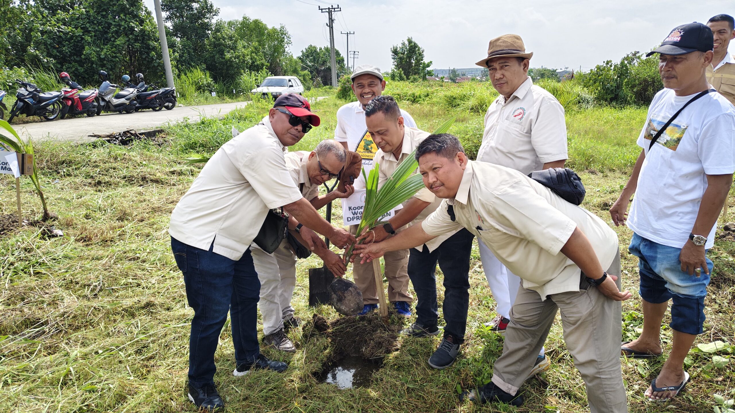 Peringati Hari Bumi, Koordinator Wartawan DPRD Medan Bersama KIH Sumut Tanam 100 Bibit Pohon Kelapa 