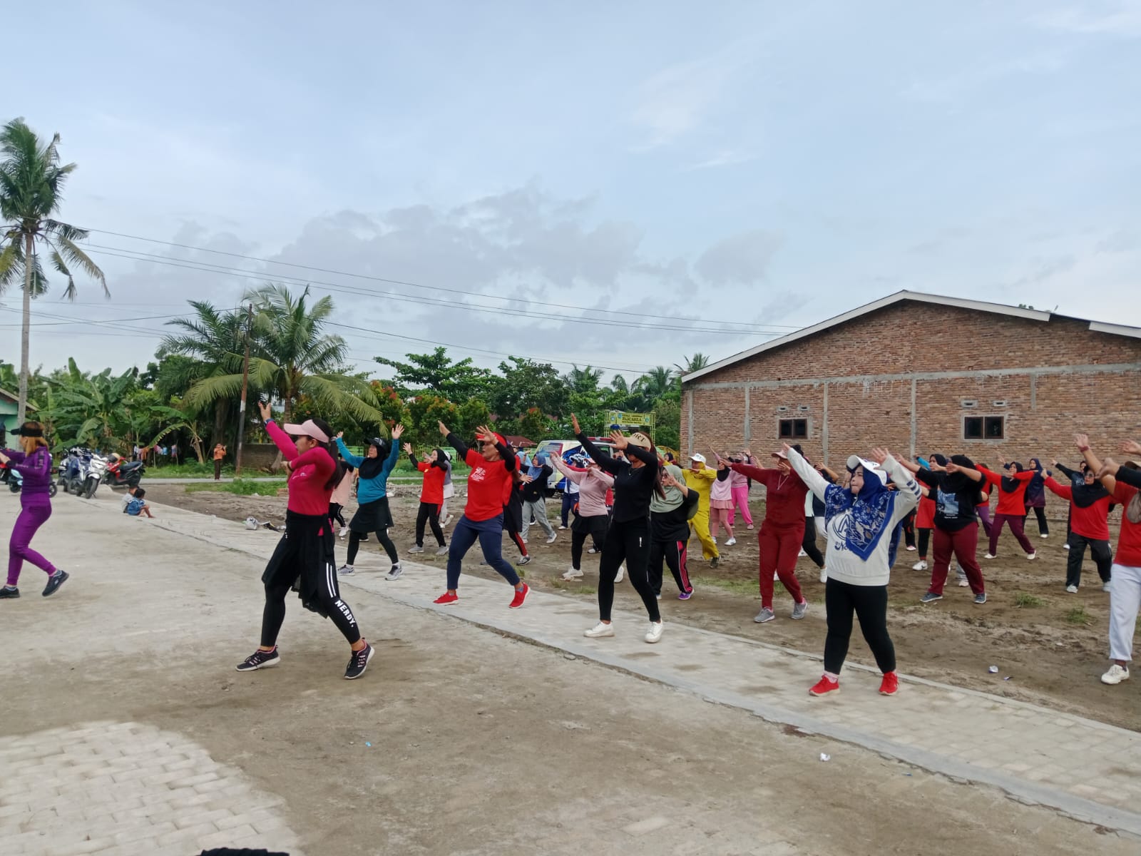 Senam Pagi Bersama Warga, Cara Pemdes Petaring Jaga Kesehatan