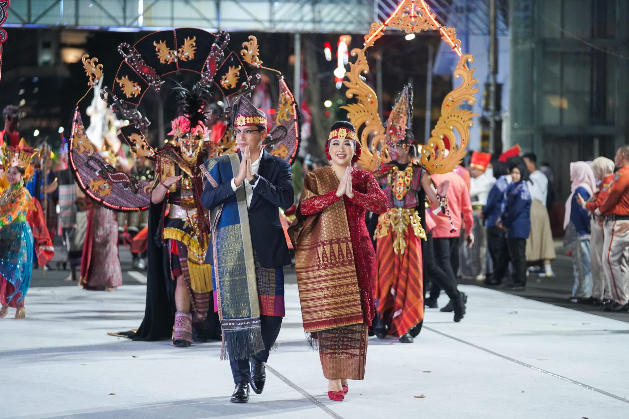 Kenakan Pakaian Adat Toba, Rico Waas dan Ketua TP PKK Ikuti Karnaval Budaya APEKSI Surabaya