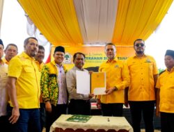 Dambaan Serahkan Surat Tanah Pembangunan Kantor Partai Golkar Sergai