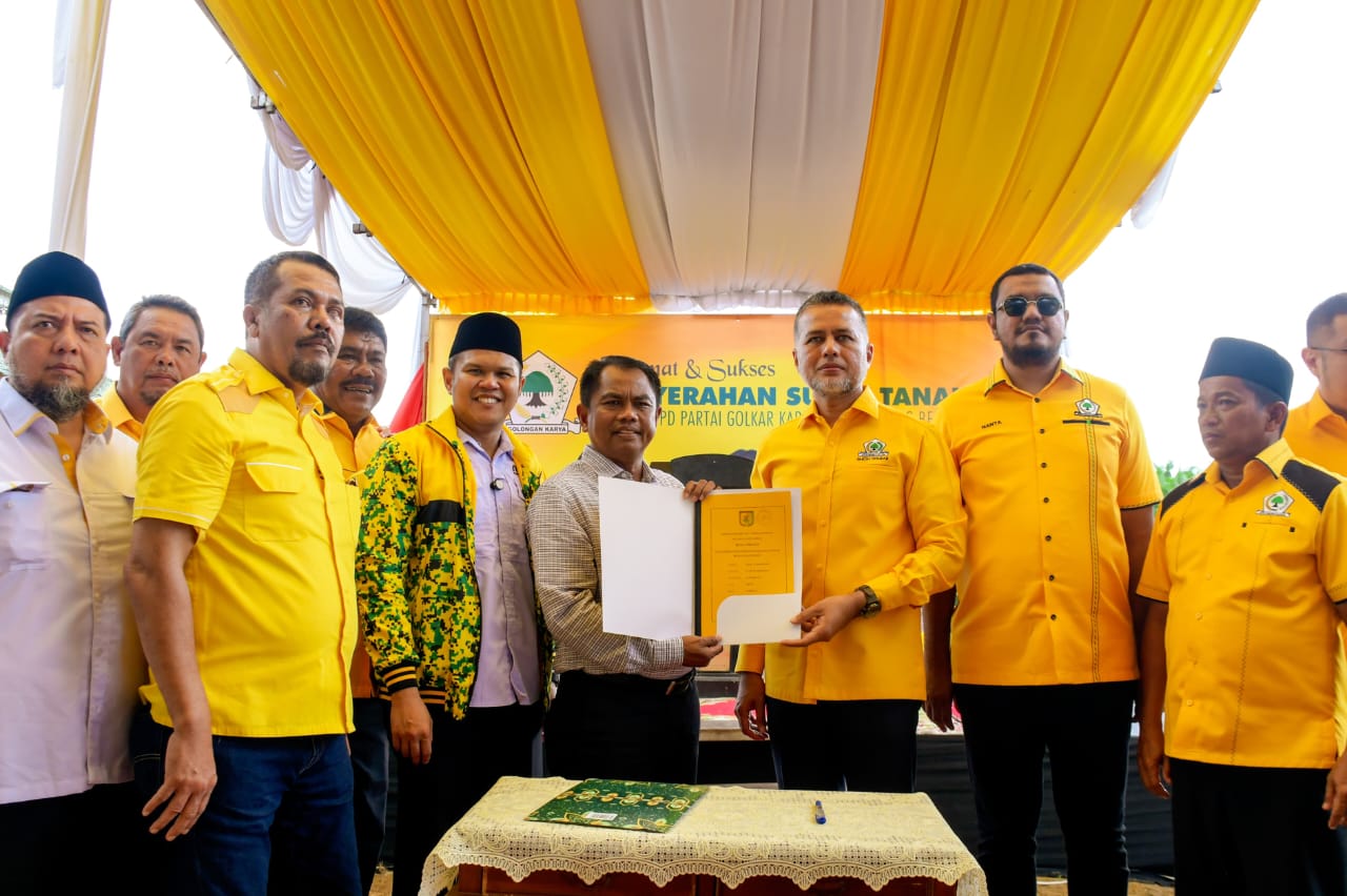 Dambaan Serahkan Surat Tanah Pembangunan Kantor Partai Golkar Sergai