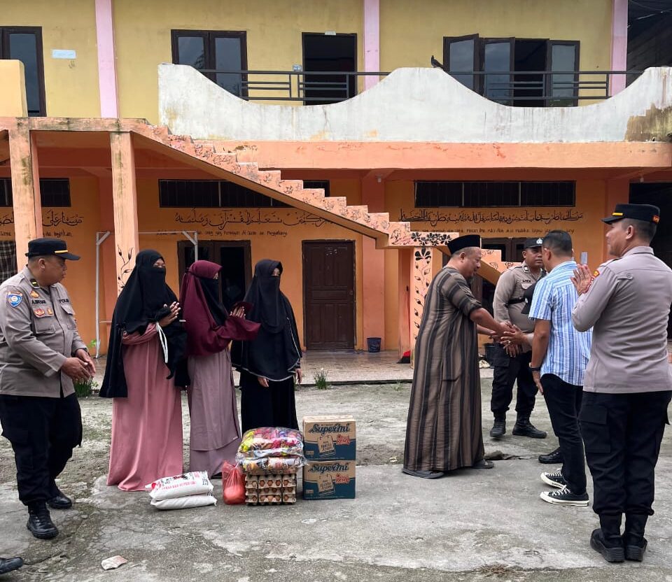 Polsek Pantai Cermin Berbagi di Pondok Tahfiz