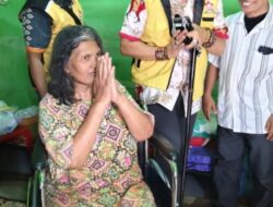 Iba Lihat ibu Zuraida, Wong Chun Sen Tarigan Berikan Kursi Roda