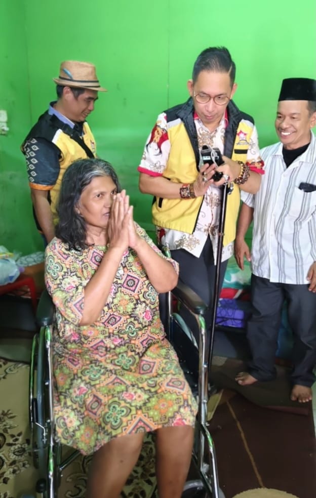 Iba Lihat ibu Zuraida, Wong Chun Sen Tarigan Berikan Kursi Roda