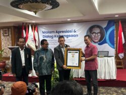 Ketua DPRD Medan Wong Chun Sen Terima Anugerah Sahabat Pers SMSI