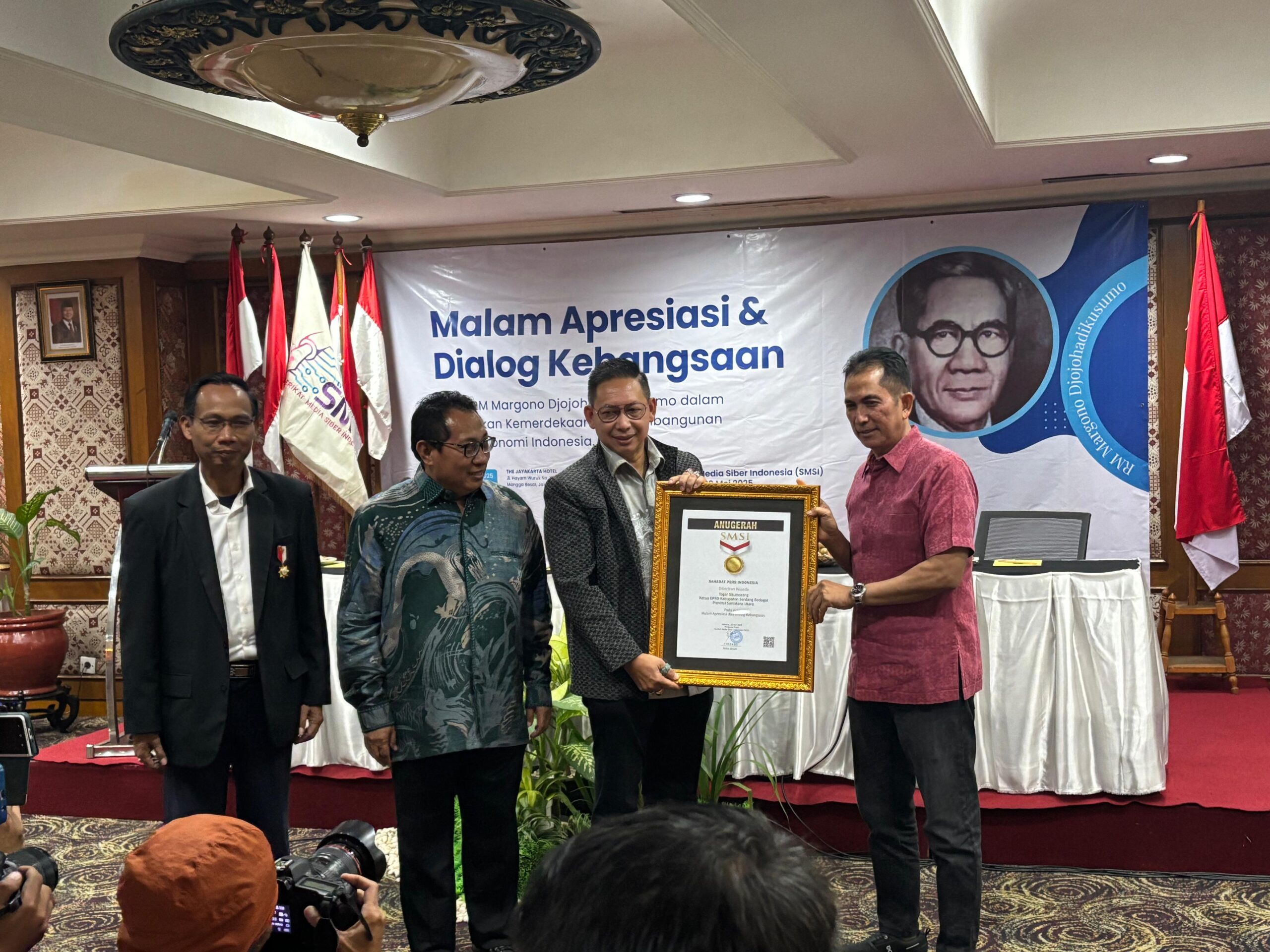 Ketua DPRD Medan Wong Chun Sen Terima Anugerah Sahabat Pers SMSI