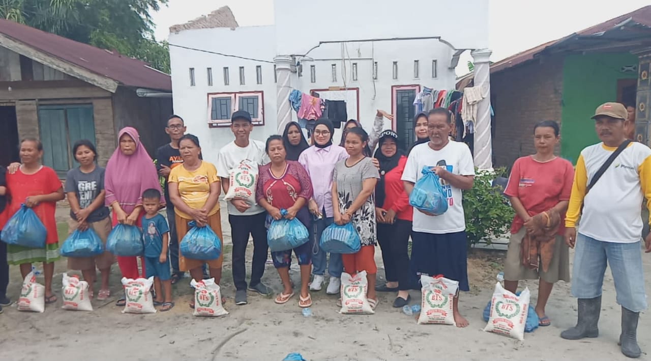 Siti Aisah Fraksi Partai Demokrat Ulurkan Bantuan Korban Puting Beliung di Desa Tebing Tinggi