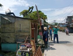 Permasalahan Parit Tersumbat, Pedagang Bongkar Kios Secara Mandiri di Tanjung Beringin