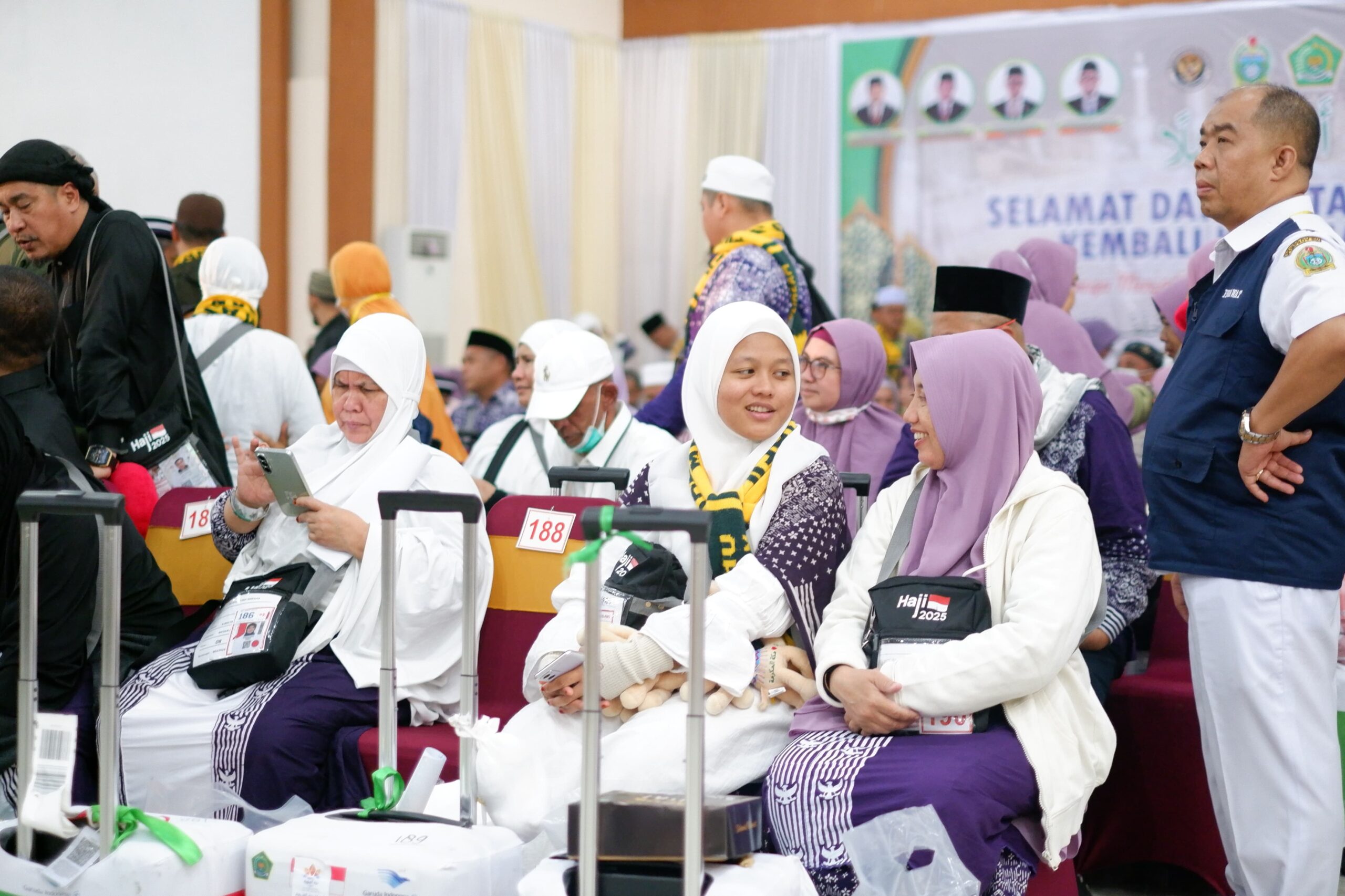 Tiba di Tanah Air, Pemko Medan Sambut Kedatangan 360 Jemaah Haji asal Kota Medan