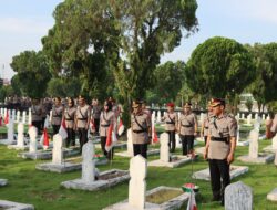 Peringati HUT Bhayangkara ke-79, Kapolrestabes Medan Ziarah ke Taman Makam Pahlawan Bukit Barisan