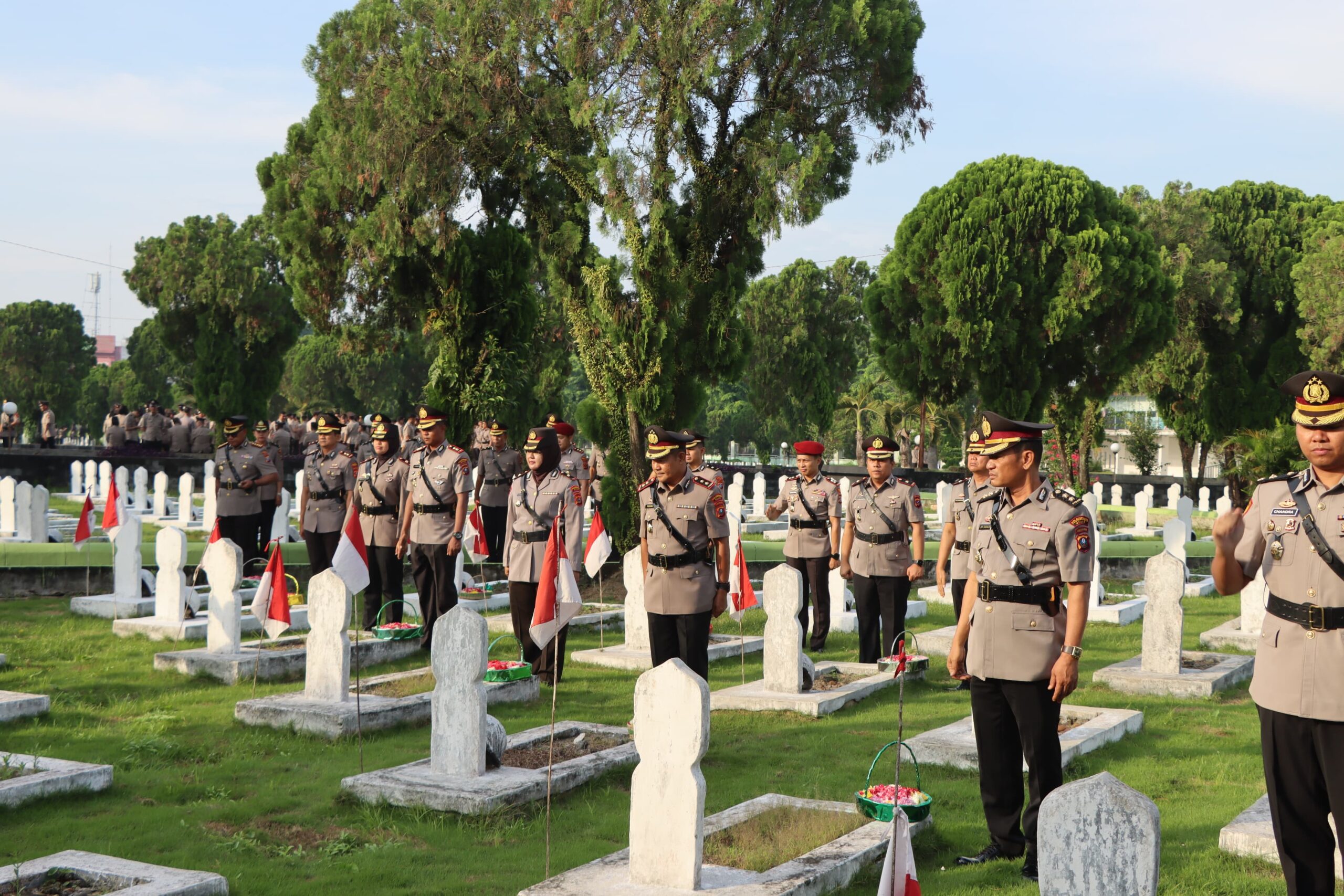 Peringati HUT Bhayangkara ke-79, Kapolrestabes Medan Ziarah ke Taman Makam Pahlawan Bukit Barisan