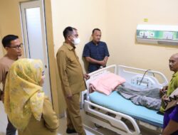 Bupati Sergai Jenguk Wartawan Azmi Sitorus yang Dirawat di RS Sultan Sulaiman