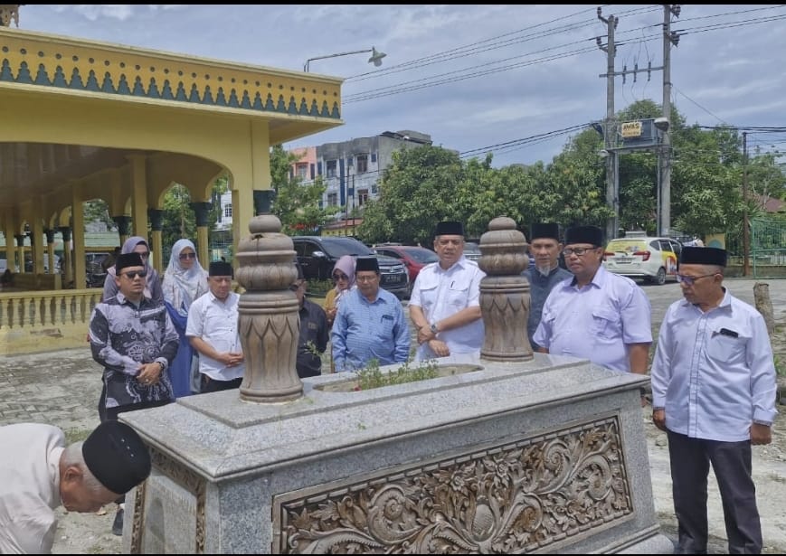 *Songsong Hari Lahir, Pengurus PB MABMI Ziarahi Almarhum Ketua-Ketua Umum Terdahulu* 2 *Songsong Hari Lahir, Pengurus PB MABMI Ziarahi Almarhum Ketua-Ketua Umum Terdahulu*