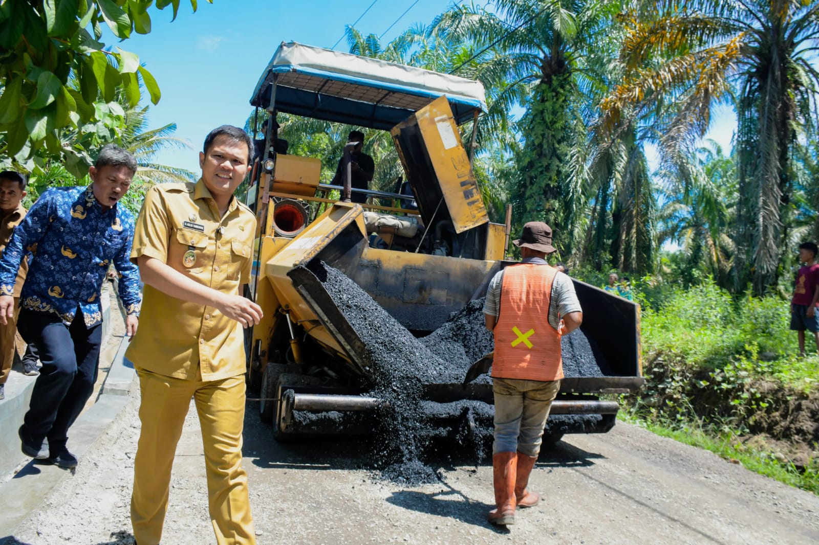 Wabup Adlin Tambunan Tinjau Pembangunan Jalan di Kecamatan Bintang Bayu dan Pantai Cermin