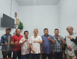 Tebar Kebaikan “Jumat Barokah”, Ketua Pewarta Bagi Sembako dan Ucapkan Selamat HUT Bhayangkara ke 79