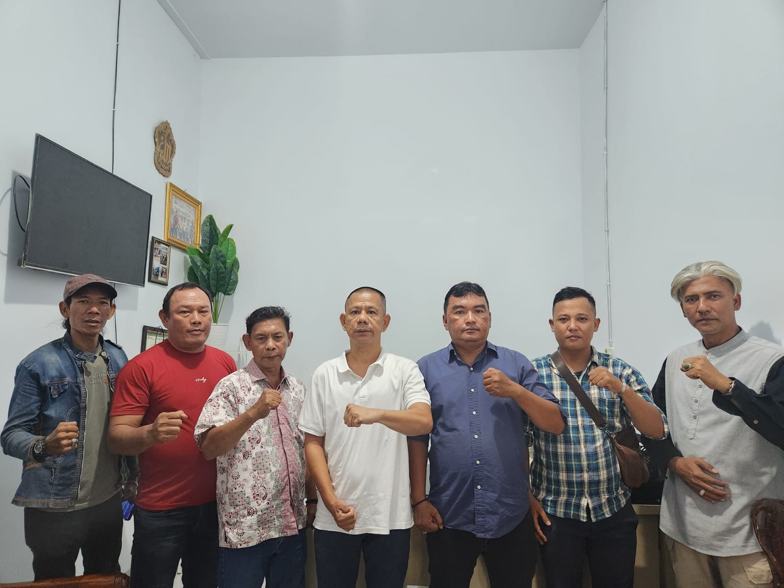 Tebar Kebaikan "Jumat Barokah", Ketua Pewarta Bagi Sembako dan Ucapkan Selamat HUT Bhayangkara ke 79