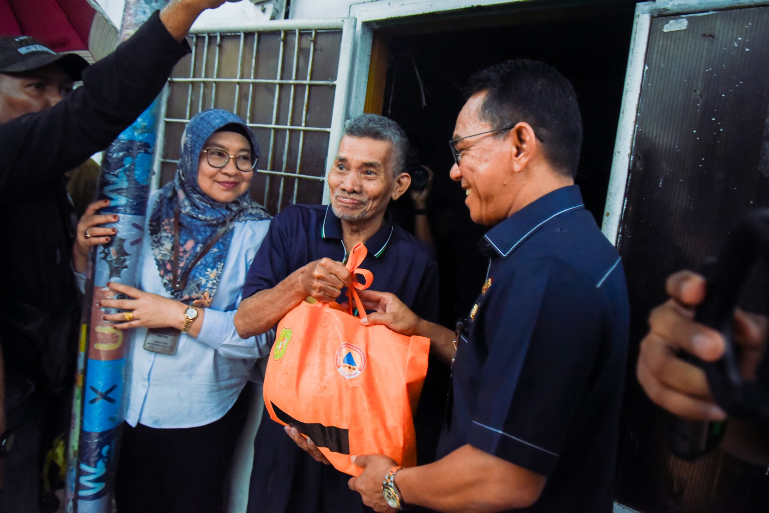 Wakil Walikota Medan Serahkan Bantuan Ke Korban Puting Beliung