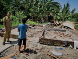 Wabup Adlin Tambunan Tinjau Lokasi Puting Beliung , Salurkan Bantuan dan Beri Semangat Korban