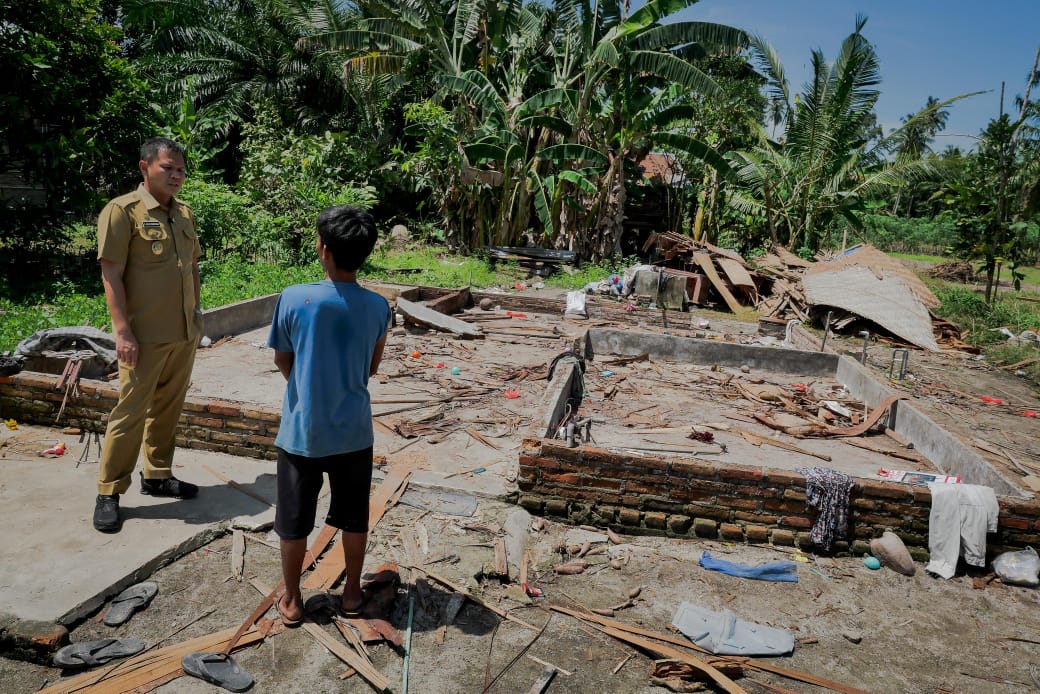 Wabup Adlin Tambunan Tinjau Lokasi Puting Beliung , Salurkan Bantuan dan Beri Semangat Korban