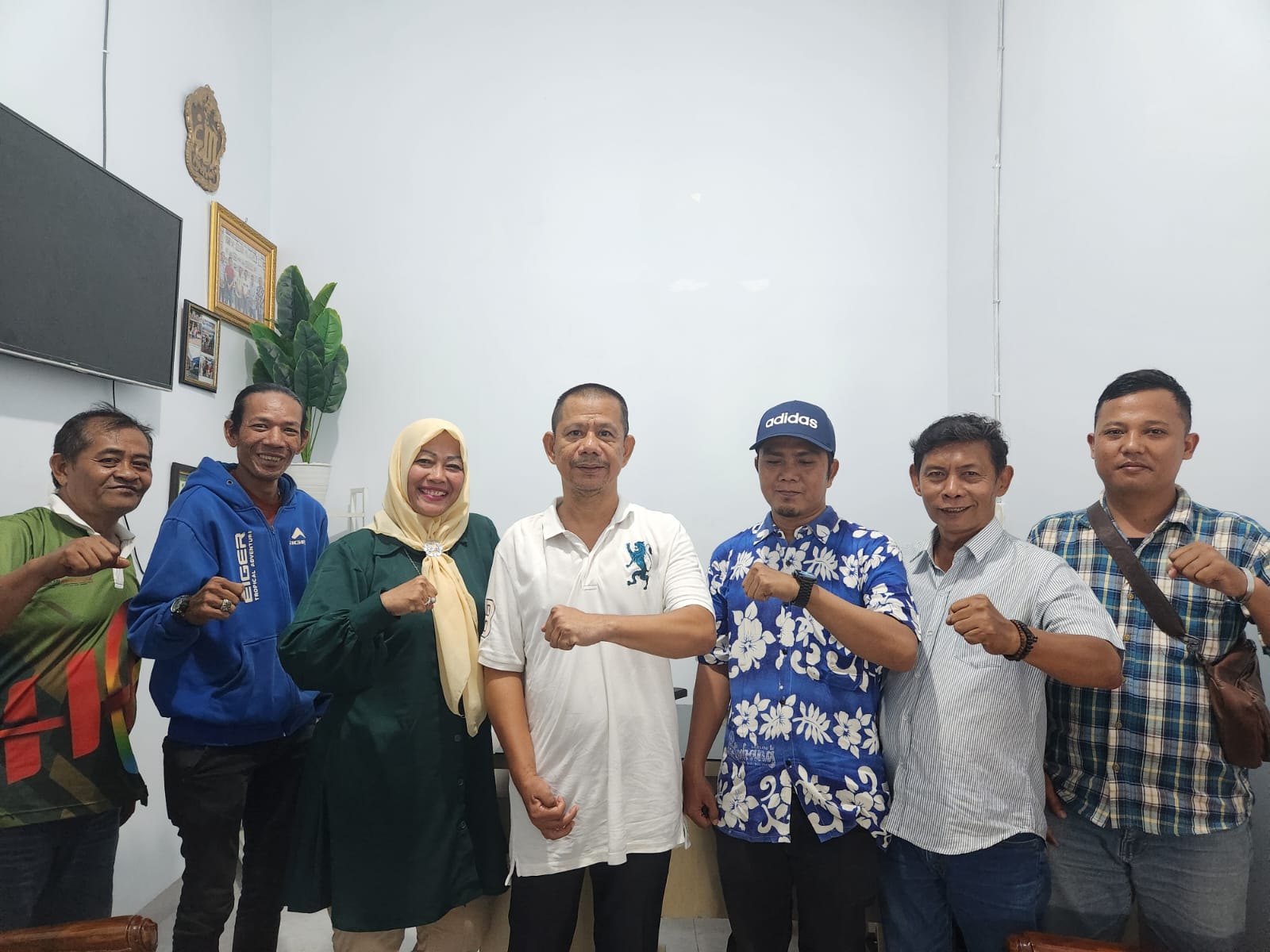 Pewarta Polrestabes Medan Bagikan Beras di Jumat Barokah Pada Pengurus dan Anggota