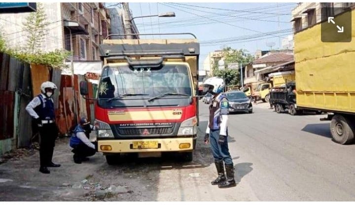 Pemko Medan dan Kepolisian Diduga tak Berani Tegur Pengusaha Pengangkutan di Jalan Pukat II Medan Tembung