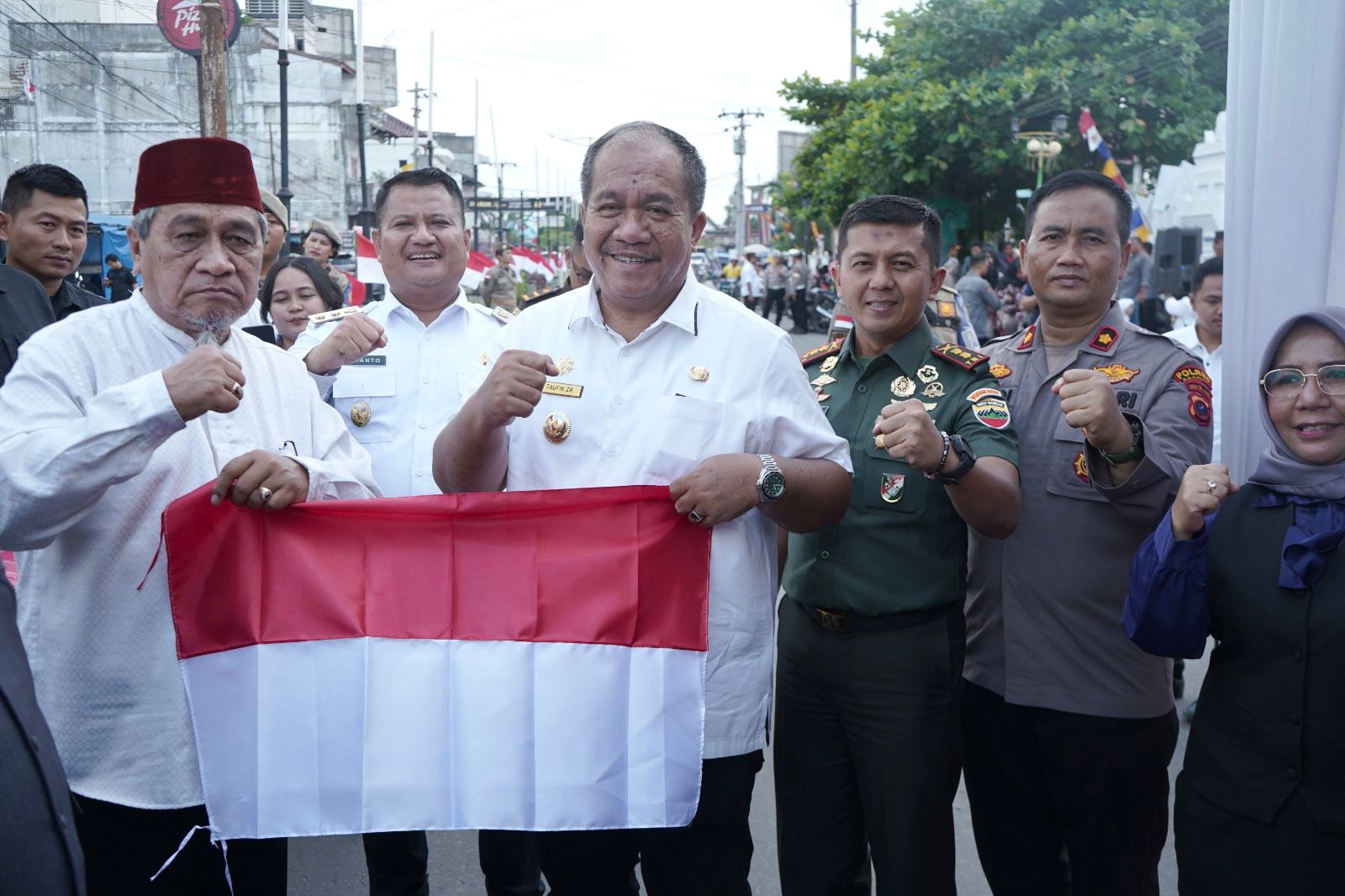 Merah Putih Dibagikan di Jalanan Asahan, Bupati: Jangan Sampai Simbol Negara Kalah dari Bendera Fiksi