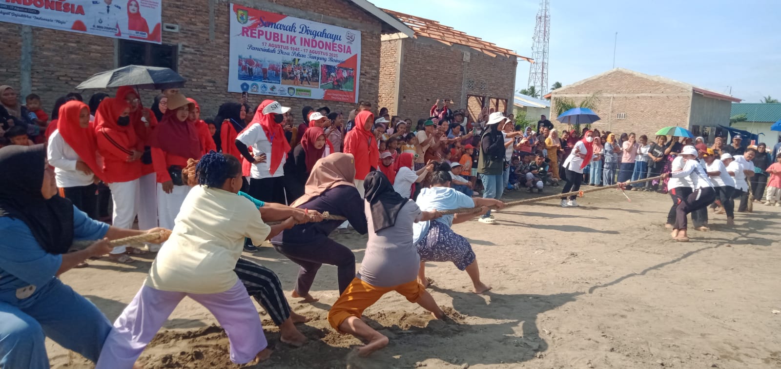 Lomba Tarik Tambang Pemdes Petaring Meriahkan HUT RI ke-80, Tim PSGR Putri Juara I