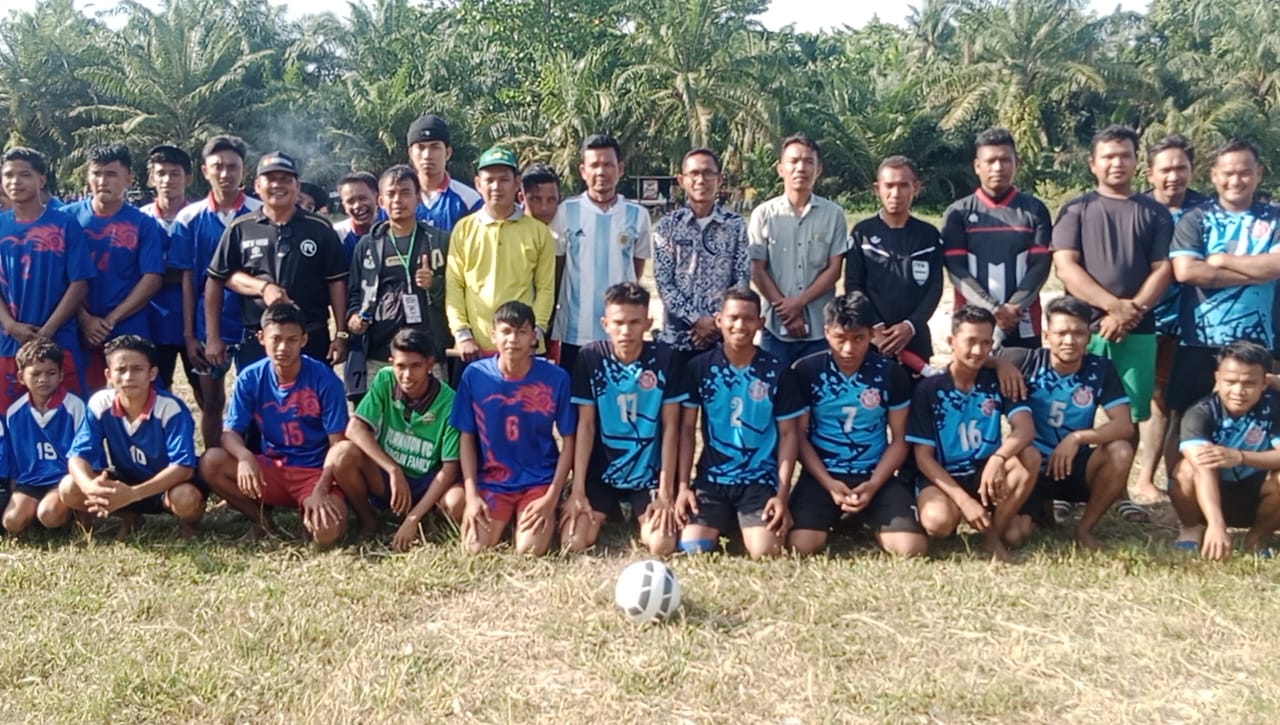 Turnamen Sepak Bola Antar Dusun Resmi Dibuka, Warga Desa Tebing Tinggi Sambut Meriah HUT RI ke-80