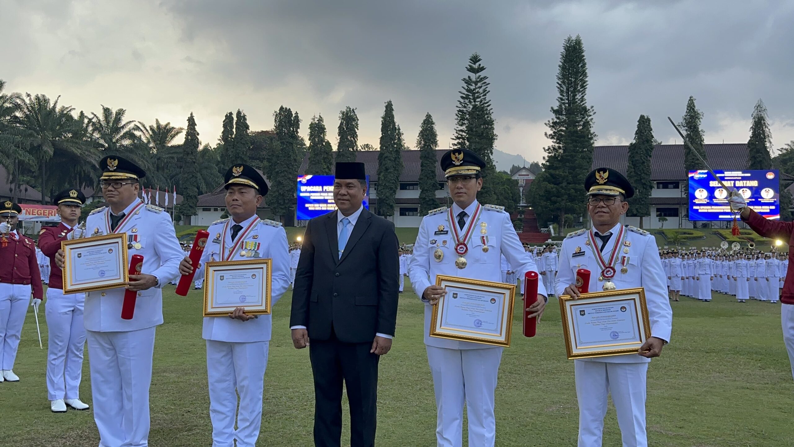 Rico Waas dan Zakiyuddin Dianugerahi Penghargaan Kartika Pamong Praja Muda dan Alumni Kehormatan Pendidikan Tinggi Kepamongprajaan