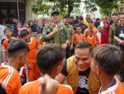 Bersama Saipul Bahri, Rico Waas Beri Hadiah Sepatu Pada Murid SDN 067263 Medan Marelan