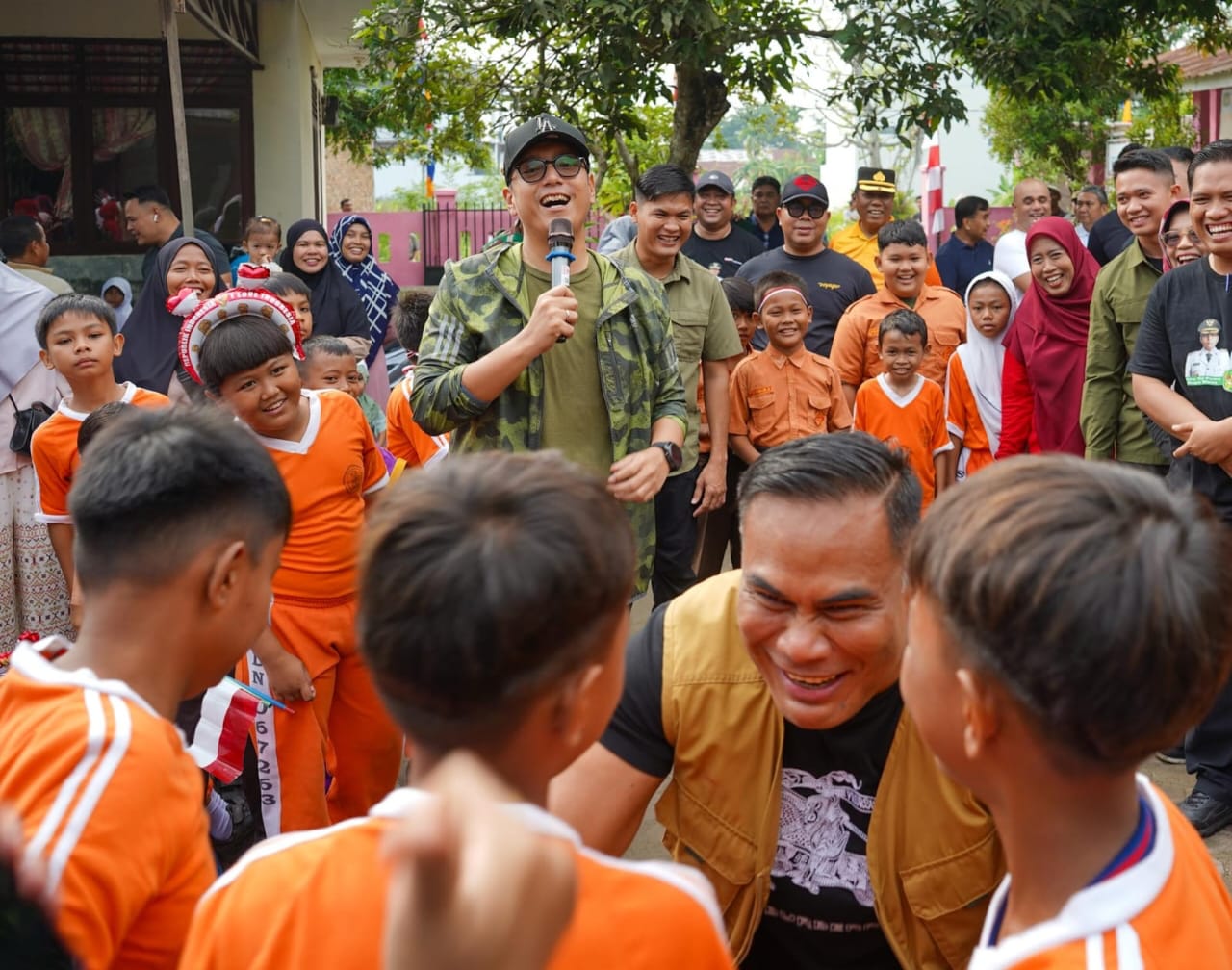 Bersama Saipul Bahri, Rico Waas Beri Hadiah Sepatu Pada Murid SDN 067263 Medan Marelan