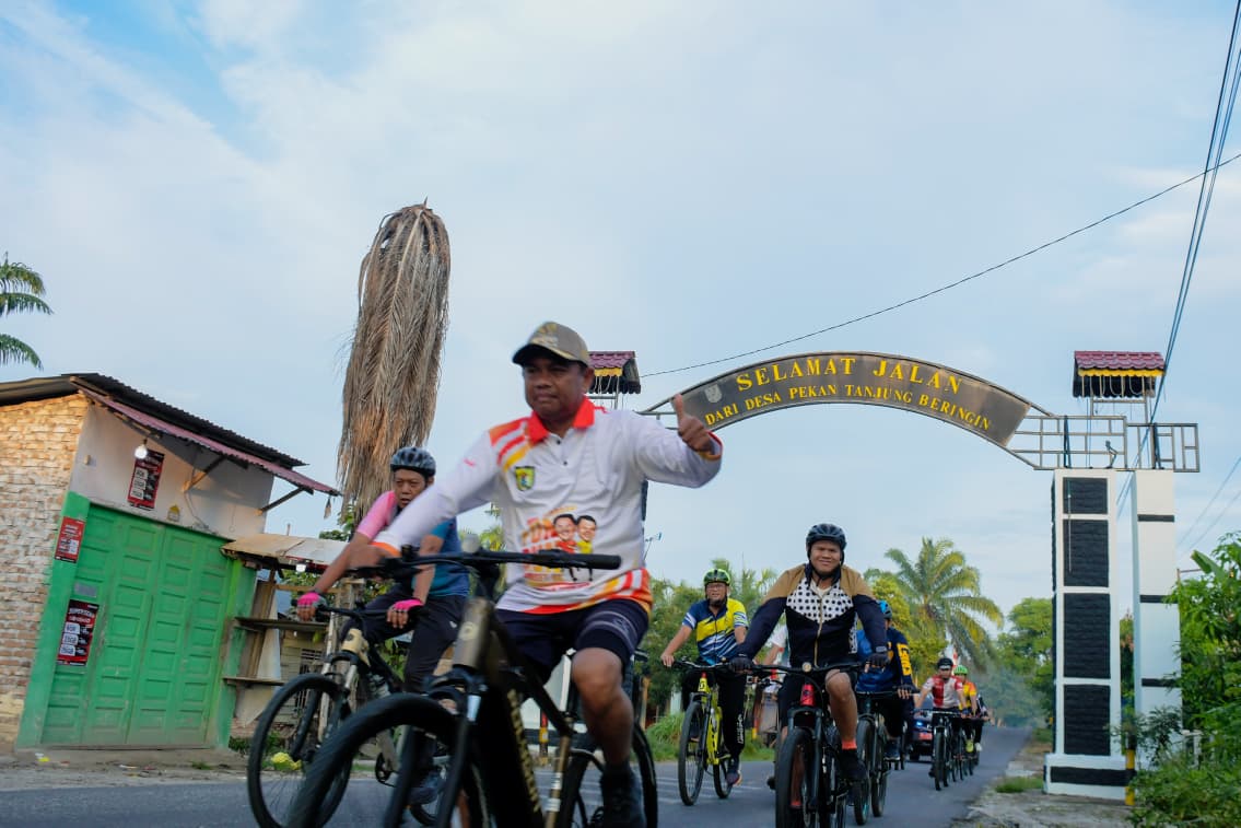 Bupati dan Wabup Sergai Gowes dan Senam Bersama Warga di Peringatan HUT ke-80 RI