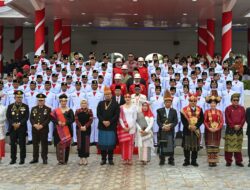 Sambut HUT ke-80 Kemerdekaan RI, Gubernur, Wagub, dan Sekdaprov Sumut Kompak Pakai Baju Adat