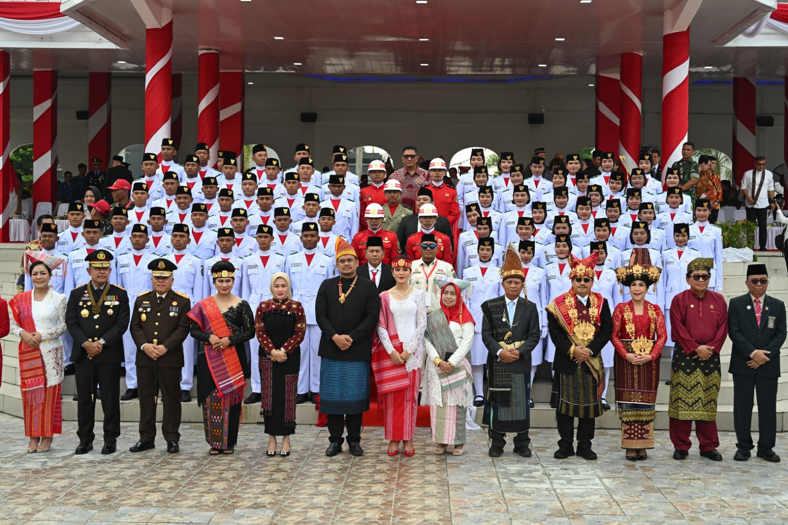 Sambut HUT ke-80 Kemerdekaan RI, Gubernur, Wagub, dan Sekdaprov Sumut Kompak Pakai Baju Adat