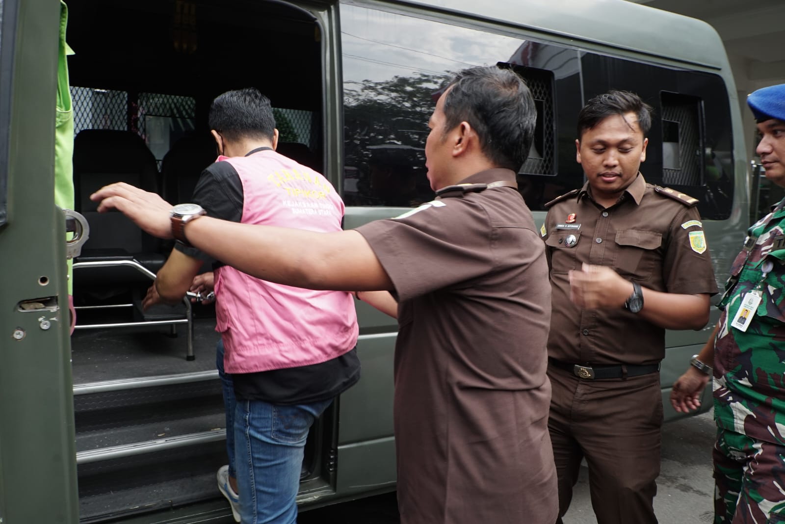 Tersangka Dugaan Korupsi Penyaluran Kredit Pada PT.Bank Sumut Cabang Melatihnya Diserahkan Ke Jaksa Penuntut Umum