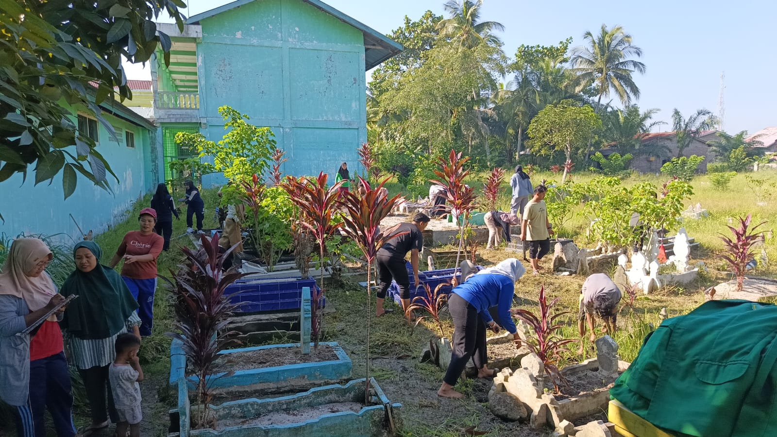 Gotong Royong di TPU, Pemdes Pekan Tanjung Beringin dan Mahasiswa KKN UNIVA Angkat Nilai Sejarah Negeri Bedagai