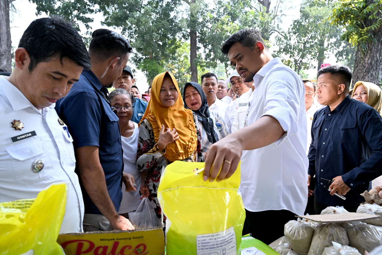 Bobby Nasution Turunkan Harga Produk Pangan Saat Tinjau Pasar Murah
