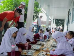 Wabup Sergai Tinjau Program Makanan Bergizi Gratis di SDN 102041 Firdaus