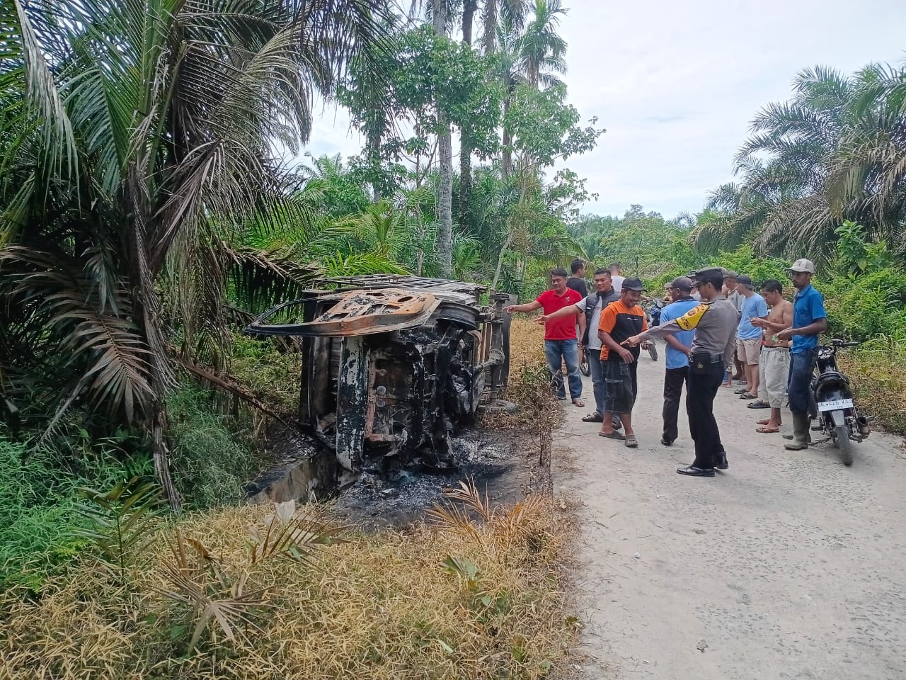 SB Curi lembu di Tinggi Raja, Mobil dan Sepeda Motor Dibakar Massa